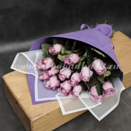15 фирменных сиреневых роз в стильной упаковке #2