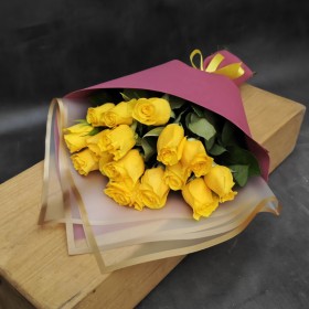 15 фирменных желтых роз в стильной упаковке #3